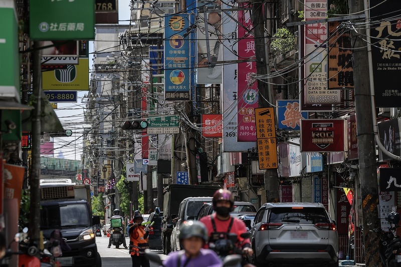 電價費率審議會19日決議，先前連4漲的產業電價這
次凍漲；民生電價則微調各級距單價，影響逾1400萬
戶，整體平均調幅0.71%。圖為新北市汐止區一處街
道。
