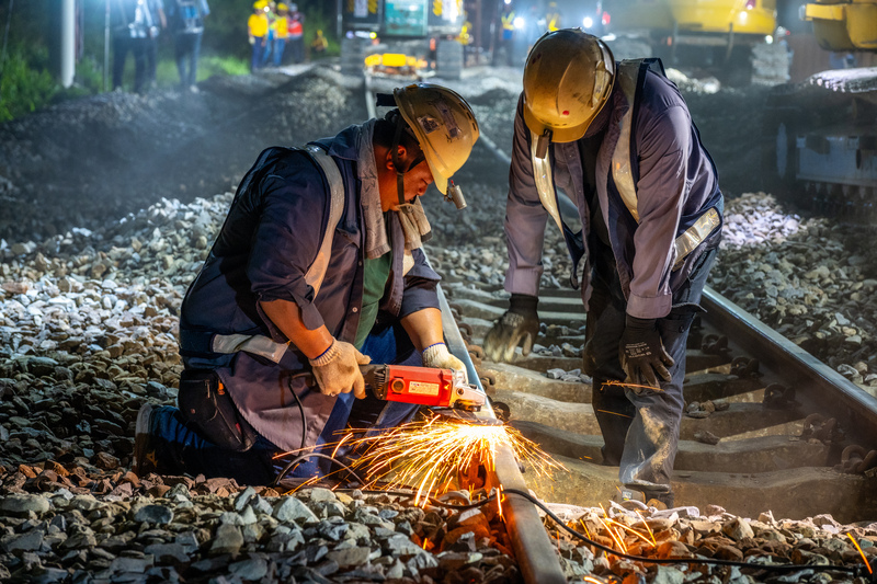 交通部致力花東鐵路雙軌電氣化，鐵道局19日表示，9日跨10日夜間已將康樂至知本間東正線切換至
西正線，將拆除東正線舊路線，改善老舊橋梁等基礎並重新鋪設軌道，成為新設東正線，進而完成此路段雙軌化工作。（鐵道局提供）
