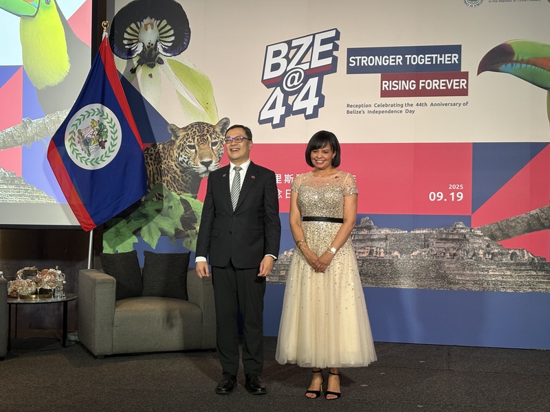 貝里斯駐台大使館19日舉辦獨立44週年國慶酒會，外
交部政務次長陳明祺（左）與貝里斯駐台大使梅
凱瑟（右）和全場貴賓致意。