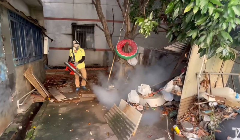 高雄市衛生局20日公布新增3例登革熱境外移入確診個案，市府防疫團隊已針對個案住家、工作地及活動地進行緊急防治。（高雄市衛生局提供）