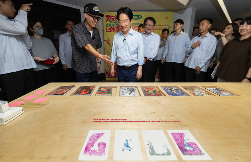 賴清德總統（中）20日參觀首檔「沾水筆下的武林」台灣漫畫特展時透露，金庸武俠小說很棒、最愛「笑傲江湖」，小時候愛看漫畫「諸葛四郎」。（總統府提供）