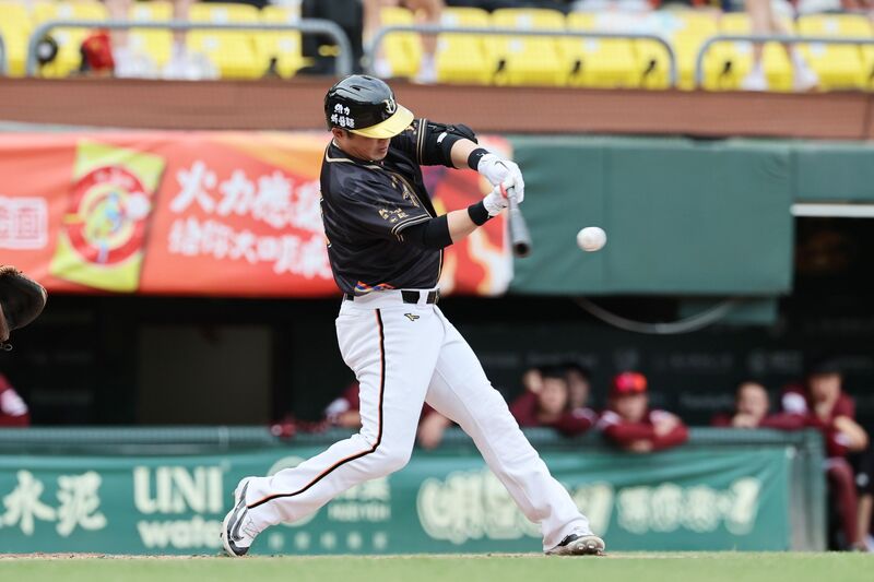 中華職棒統一獅隊20日在澄清湖球場為老將胡金龍（圖）舉辦引退賽，胡金龍有一壘安打、高飛犧牲打演出，幫助獅隊以2比1拿勝、中止2連敗。