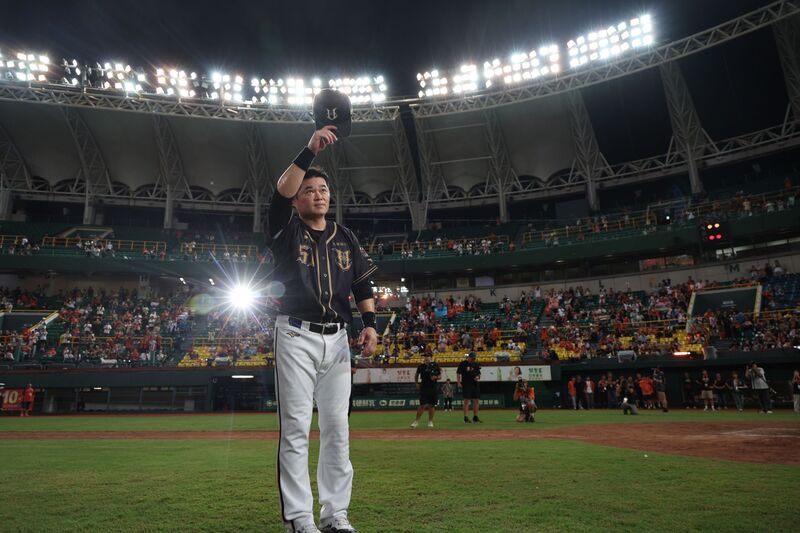 中職統一獅隊20日在澄清湖棒球場，為老將胡金龍舉辦引退儀式。他在致詞時感謝棒球路上的所有貴人、球團及球迷。（統一獅隊提供）
