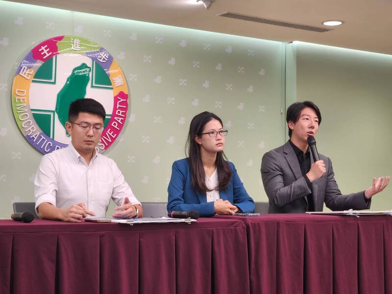 民進黨22日召開「要拿又要嘴 蔣盧做事沒半撇」記者會，民進黨發言人吳崢（右起）、台北市議員林亮
君、台中市議員黃守達出席。

