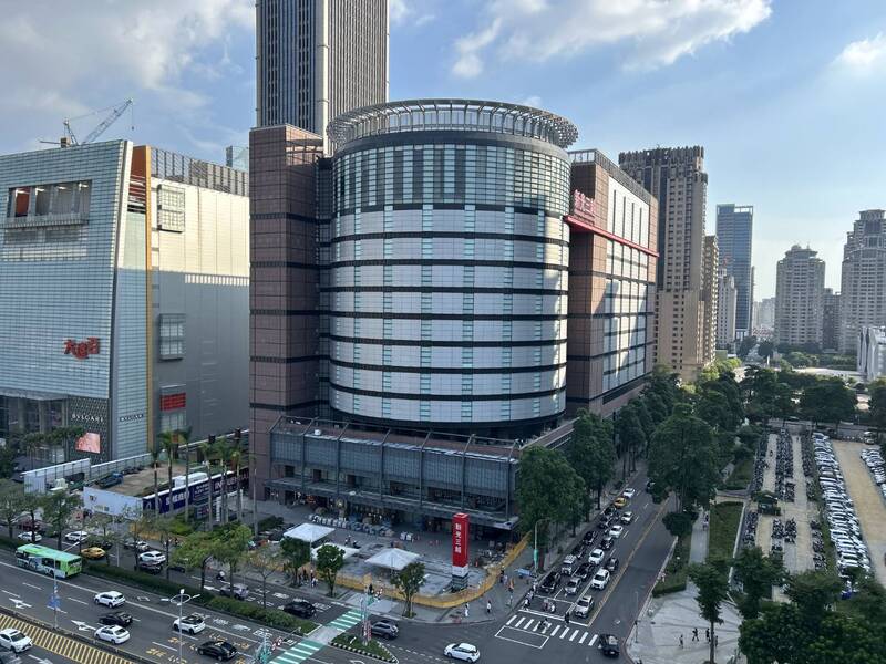 新光三越在2月13日發生氣爆案後暫停營業，目前已完成分層進貨作業，只等台中市政府都市發展局審查通過「恢復使用計畫」，就能重新復業。(台中市政府提供)
