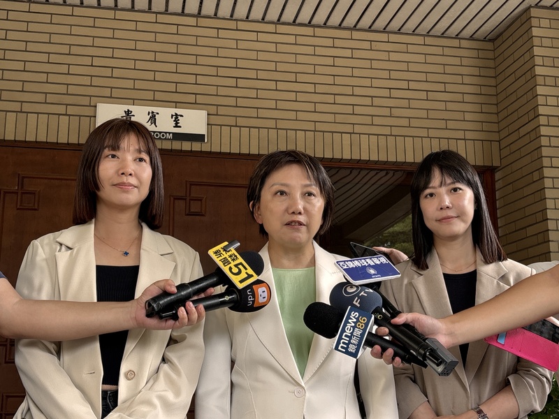 立法院新會期開議，行政院長卓榮泰22日邀財政、教育及文化委員會黨籍立委進行第2場行政立法會議，聚焦財劃法與優先法案。包括民進黨立委張雅琳（左）、范雲（中）與行政院發言人李慧芝（右）會
後接受媒體聯訪。
