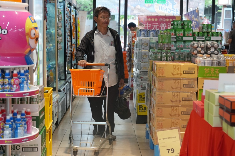 圖為民眾在超市採買。資料照。
