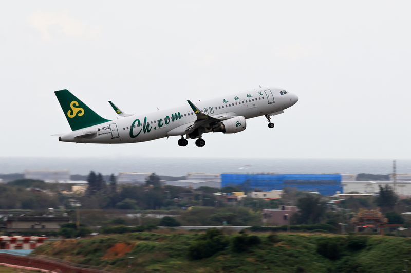 中國籍春秋航空一度規定，若台灣民眾欲購買境外航班，不能使用台胞證及台灣護照購票，經查是系統問題已恢復正常。圖為日前從桃園國際機場起飛的春秋航空客機。