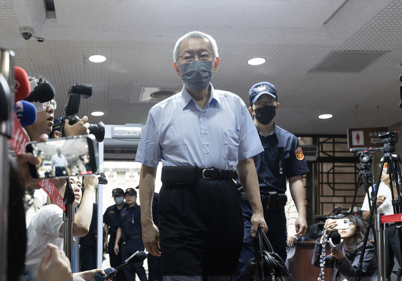 前民眾黨主席柯文哲(前中)。
