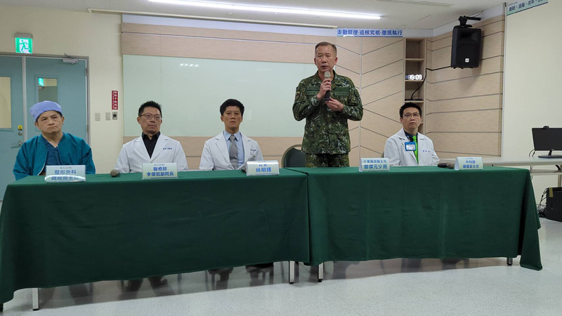 邵姓義務役男22日在台中成功嶺營區執行步槍射擊訓練時，不明原因擊發致左臉嚴重碎裂送醫。陸軍十軍團政戰主任鄭傑元（右2）23日下午與醫療團隊在烏日林新醫院說明。
