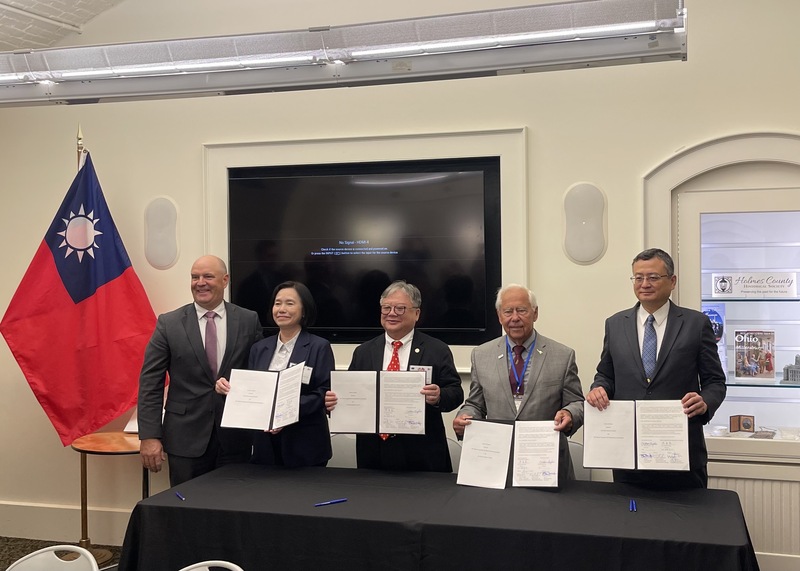 台灣農訪團到訪美國俄亥俄州哥倫布市（Columbus），與當地農業產業協會代表簽署合作採購意向書。農業部次長杜文珍強調，這展現台灣對俄州農民的支持，降低國際貿易變動衝擊，有助強化台美糧食安全供應鏈韌性。農業部次長杜文珍（左2）、駐芝加哥辦事處長類延峰（右）及俄州官員出席。
（駐芝加哥辦事處提供）。資料照。(圖:中央社)
