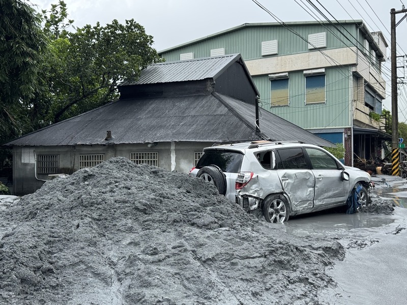 馬太鞍溪堰塞湖溢流沖毀台9線馬太鞍溪橋，造成光復地區淹水，24日積水漸退後，市區滿地泥濘，隨處可見毀損的車輛及土石堆，同時還有上百民眾失聯。