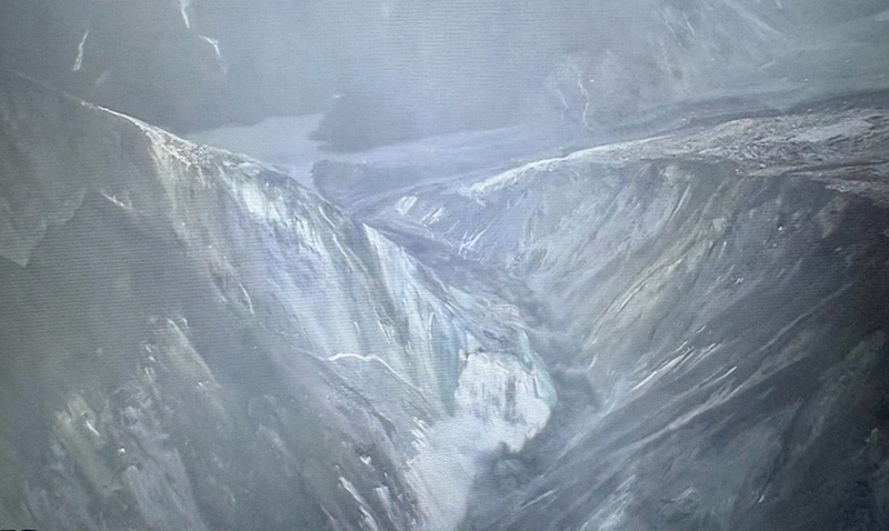 花蓮馬太鞍溪堰塞湖23日溢流，造成光復鄉嚴重災情。農業部林業及自然保署24日上午以無人機空拍勘查，湖水縮減75%，仍維持紅色警戒。（林保署提供）
