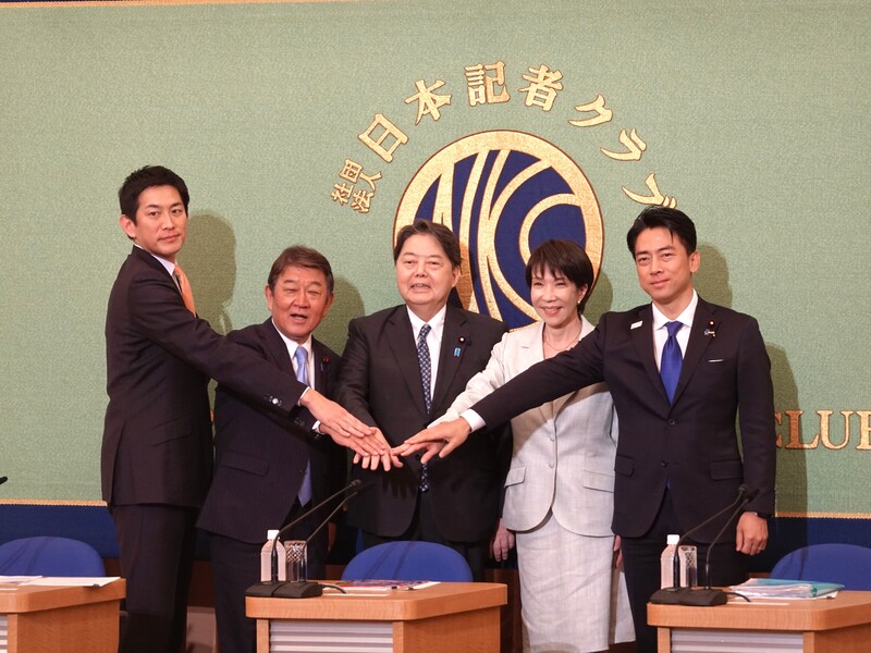 PF
自民黨總裁選舉5候選人辯論 小林鷹之言及會晤賴總統
日本執政黨自民黨隨著首相、黨總裁（黨主席）石破
茂請辭，10月4日將舉行總裁選舉投開票。5名候選人
24日在日本記者俱樂部舉行辯論會時，前經濟安全保
障大臣小林鷹之（左1）言及前陣子訪問台灣會晤總
統賴清德及閣僚等，了解到日本受到期待，日本應加
油。
中央社記者楊明珠東京攝 114年9月25日
