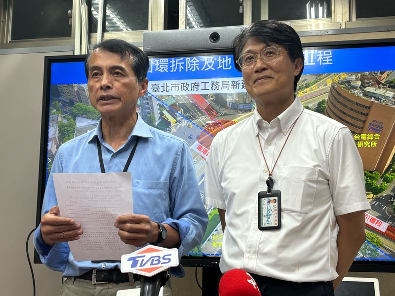 LG
公館圓環改正交路口　北市府：9/29啟用
台北市交通局長謝銘鴻（左）與工務局長黃一平
（右）25日宣布，公館圓環路口改善工程在市府團隊
與廠商協力趕工之下，將提前在29日上午6時完工，
啟用正交路型。
中央社記者陳昱婷攝　114年9月25日
