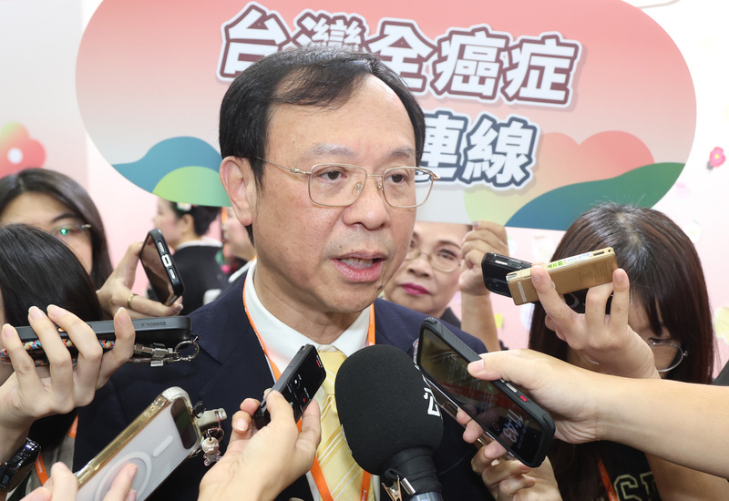 衛福部長石崇良(中)25日表示，預估10月將迎流感疫情高峰，10月1日起放寬公費抗病毒藥對象，並提早供花蓮災區收容中心打公費流感疫苗，有疑似症狀也可用公費抗病毒藥。