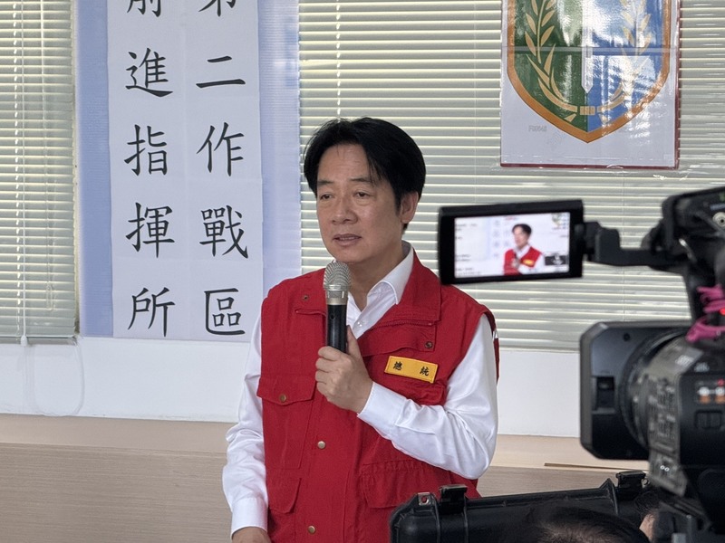 總統賴清德25日到位於花蓮光復糖廠的國軍前進指揮所，關心花蓮堰塞湖溢流災情及災後處置情形，首先向罹難者與傷者致意，並強調「現在大家都是花蓮人，中央會傾全力救災復原」。
