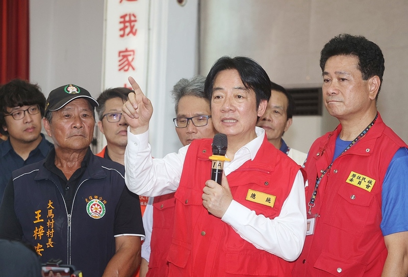 圖為總統賴清德(前右2)25日到花蓮勘災。
