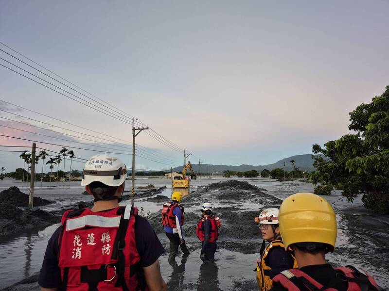 花蓮馬太鞍溪堰塞湖溢流釀災，大量泥流湧進光復地區，大型機具把握25日天氣放晴，持續開挖淤積路
線，搜救人員徒步涉水搜尋失聯者。（花蓮縣消防局提供）
