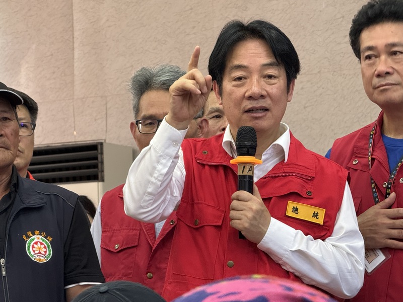 賴清德總統（前）29日說，花蓮光復鄉持續湧入來自全台各地的救災超人，也看到國軍弟兄姊妹來回奔波的身影，非常感謝每位志工夥伴、國軍的奉獻，展現台灣最珍貴的團結力量。希望能在中秋節前，協助民眾恢復日常生活。 資料照。(圖:中央社)