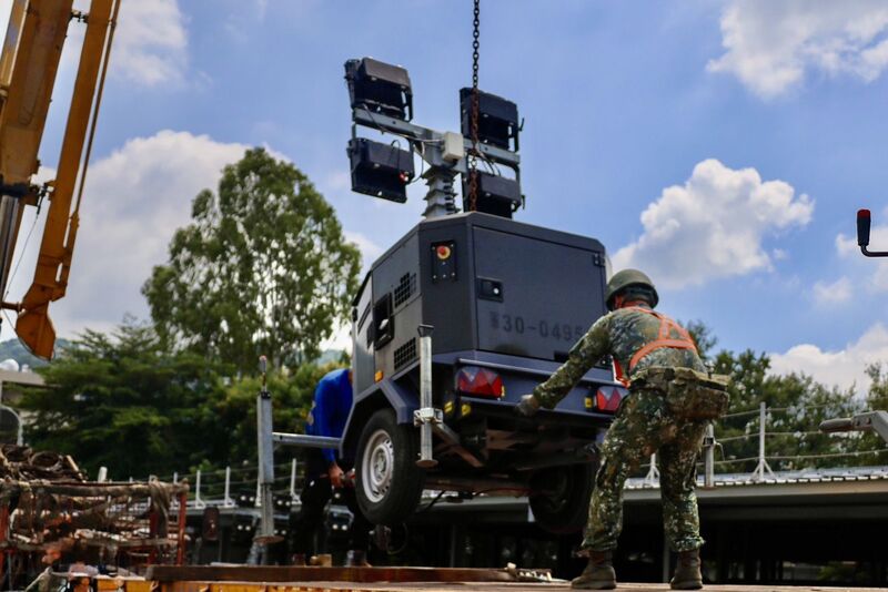 花蓮馬太鞍溪堰塞湖溢流重創光復鄉，國軍第5作戰
區25日派遣兵力及救援裝備投入災區支援清理及復原
作業，展現國軍救援行動力。（軍方提供）