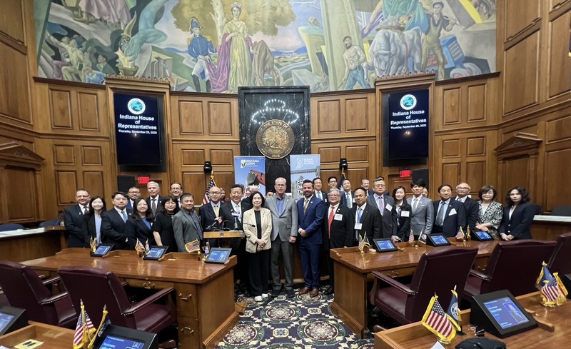 台灣農產品貿易赴美友好訪問團玉米黃豆分團與印第安納州簽署採購意向書，農業部次長杜文珍（左
9）、駐芝加哥辦事處長類延峰（右7）及印州州長布勞恩（右11）、副州長貝克威斯（右10）等合影。（駐芝加哥辦事處提供）