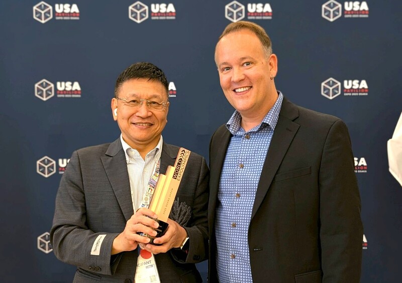 台灣在大阪世博推出的TECH WORLD館入圍「世界博覽會奧林匹克評選」4大獎項，館內的「生命劇場」
獲頒最佳展覽或展示獎。圖為TECH WORLD館館長邱揮立與評選單位TEDA執行總監Travis Staton合影。（TECH WORLD館提供）