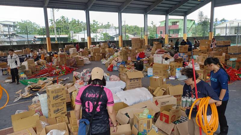 LG
物資湧入爆量  花蓮光復國小人力不足整理
花蓮馬太鞍溪堰塞湖23日溢流釀嚴重死傷，消息傳出
後各界愛心捐款物資紛紛湧入，花蓮FATA'AN部落聲
明，光復國小風雨球場跟演藝堂已放滿物資，部落青
年忙著接收跟整理物資，都來不及將物資送出到災民
手中。
（花蓮FATA'AN部落提供）
中央社記者洪學廣傳真  114年9月26日
