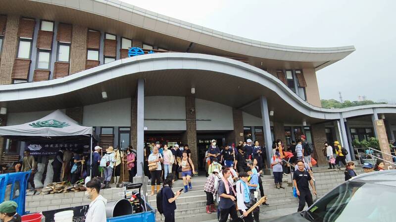 花蓮光復鄉因馬太鞍溪堰塞湖溢流災情嚴重，民間單位發起前進災區志工召募。台鐵26日起開放花蓮至光復站區間自強號站票，並加開10班次列車疏運。
