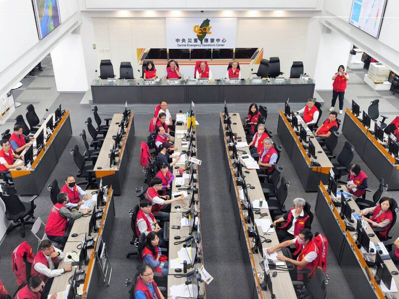 花蓮馬太鞍溪堰塞湖23日下午溢流，中央災害應變中心26日開會，討論主軸著重災區復原及災民安置需求，並將持續協助地方政府。（中央災害應變中心提供）