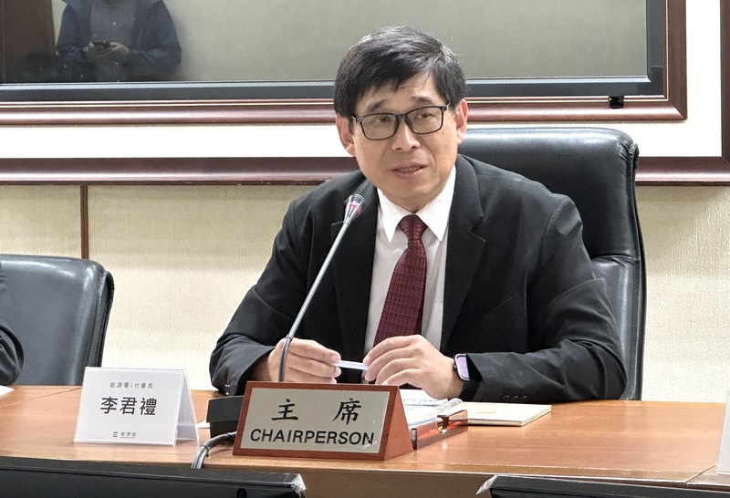 經濟部26日舉行113年度全國電力資源供需報告記者會，提出未來10年用電需求評估與電源開發規劃。經濟部能源署代理署長李君禮表示，維持再生能源占比2026年11月達到20%目標不變。

