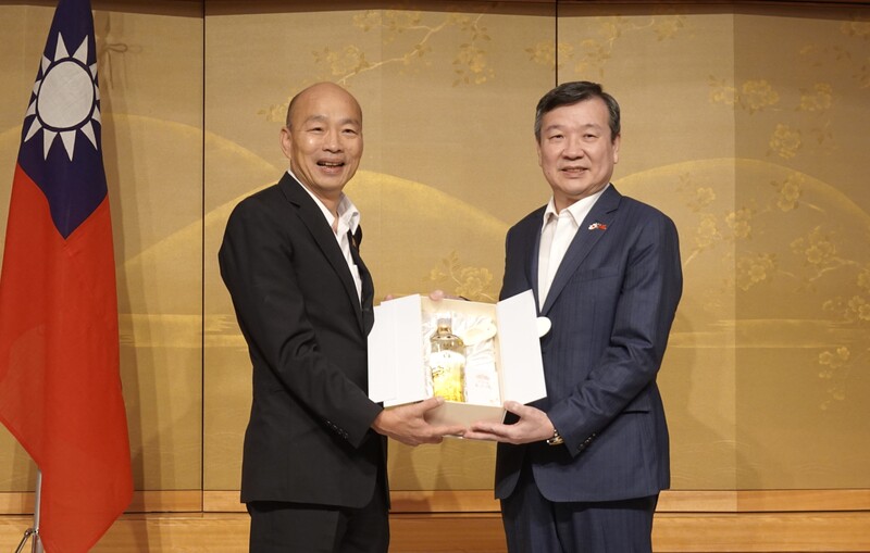 立法院長韓國瑜（左）率領立法院「台日交流聯誼會」跨黨派立委代表團訪日第2天，26日晚間接受駐日代表李逸洋（右）設宴款待。李逸洋表示，國會外交深化台日交流，全面提升台日關係，收穫豐碩。