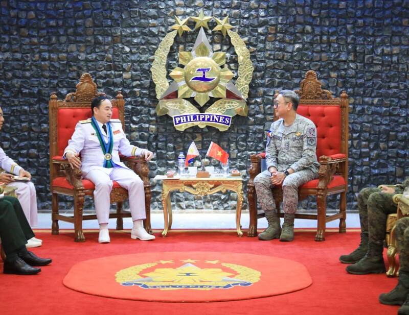在南海緊張加劇之際，越南人民海軍司令陳清延(左)23日於菲律賓海軍總部會見菲律賓海軍司令埃斯佩萊塔(右)。雙方表示，彼此擁有共同利益，也面臨共同困難，將深化海上安全合作、推進國防關係。(菲律賓武裝部隊提供)
