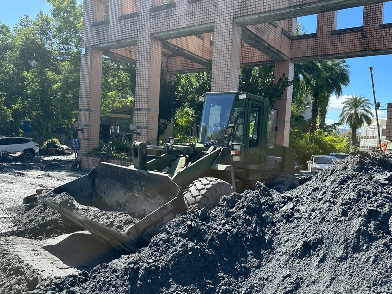 花蓮縣馬太鞍溪堰塞湖溢流重創光復鄉，國軍第5作戰區27日持續投入災後復原工作，出動裝土機、鏟裝機等機具，協助清除道路淤泥與障礙物。（軍方提供）

