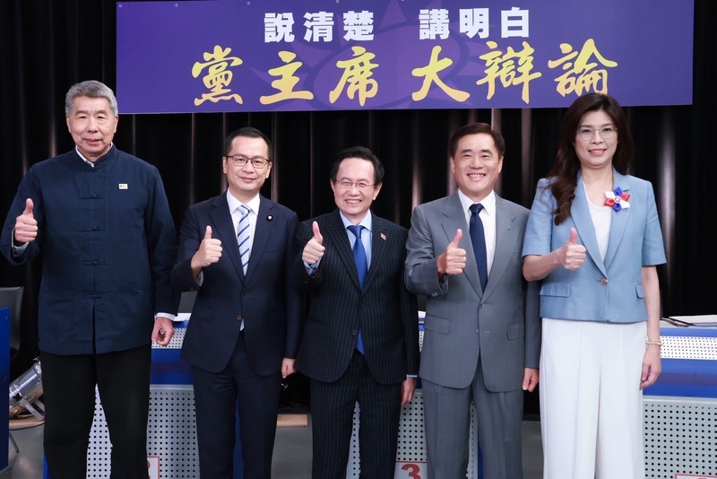 由中天新聞主辦的第2場「國民黨主席大辯論」27日舉行，6名黨主席候選人除卓伯源外皆受邀出席，包含鄭麗文（右起）、郝龍斌、蔡志弘、羅智強與張亞中5人同台比讚，先禮後兵。（中天新聞提供）

