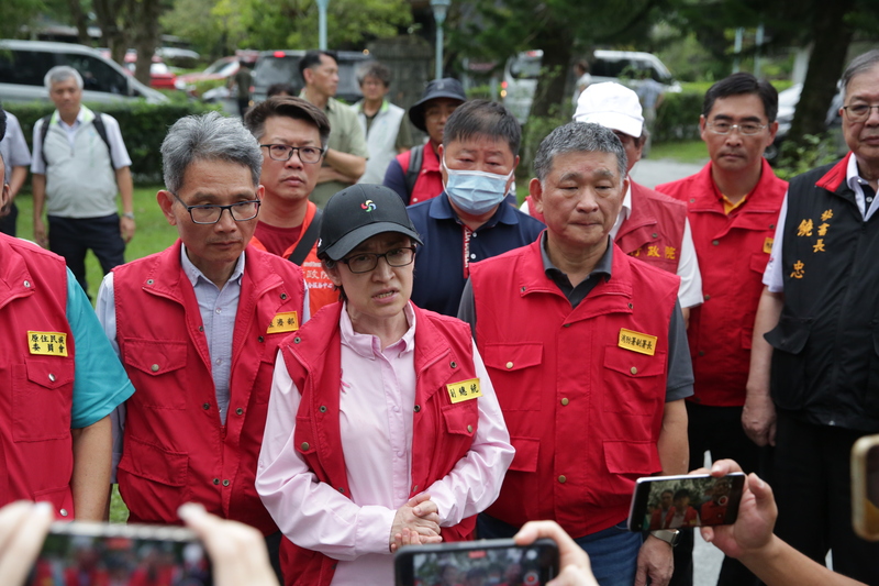 副總統蕭美琴（前中）27日第2度前往花蓮光復災區視察，她說，全台都心繫花蓮，中午過後有1.5萬人來到光復，還有各地機具投入，需要有充分協調，好讓物資、人力有效利用，這部分需縣政府跟鄉公所協助。
