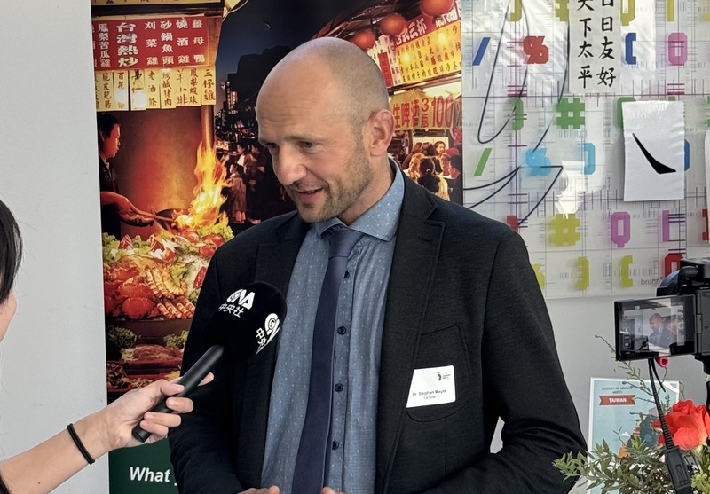 德國薩克森邦哥利茨縣長麥爾。圖為2024年9月在哥利茨縣齊陶市舉行的「台灣日」活動中，接受中央社訪問畫面。
