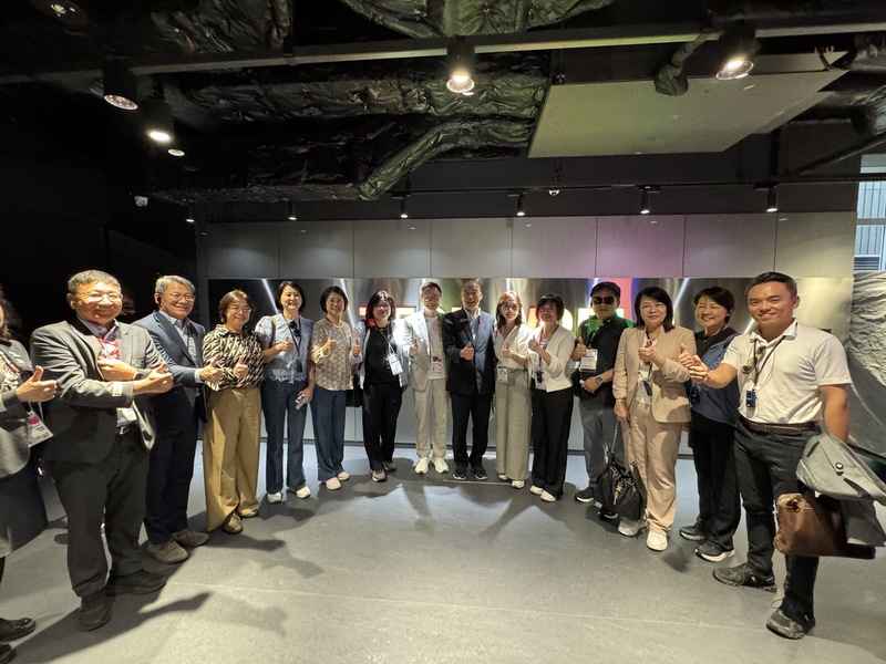 立法院長韓國瑜（右7）率跨黨派立委訪問日本，28日到大阪世博參觀多國展館。他參觀台灣TECH WORLD館後對僑胞表示，只能用兩個字來形容，就是「驚艷」，並表示立法院支持行政院在世博閉幕
後，把TECH WORLD館「整館搬回台灣」。
