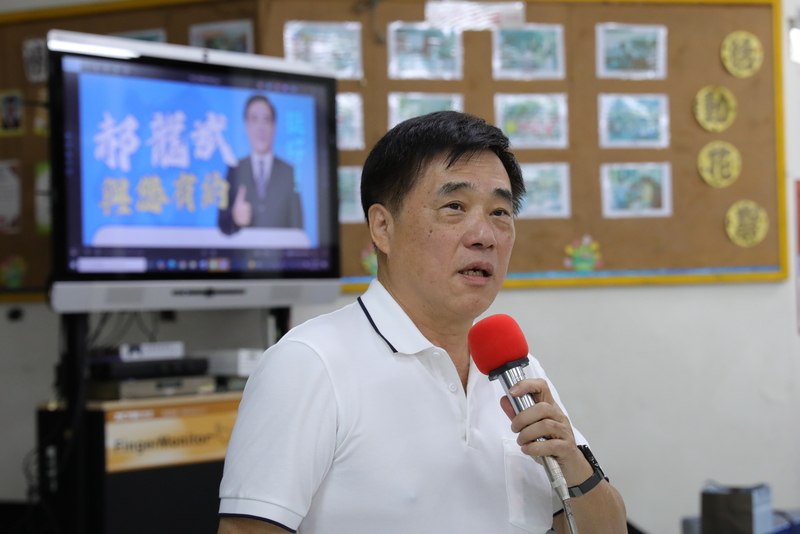 國民黨主席選舉10月18日投開票，候選人郝龍斌29日到高雄市左營區果貿社區活動中心出席座談會。
