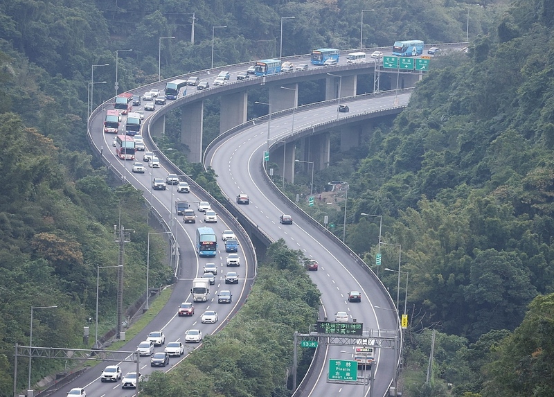 交通部高速公路局提醒用路人避開國道壅塞路段及時段。