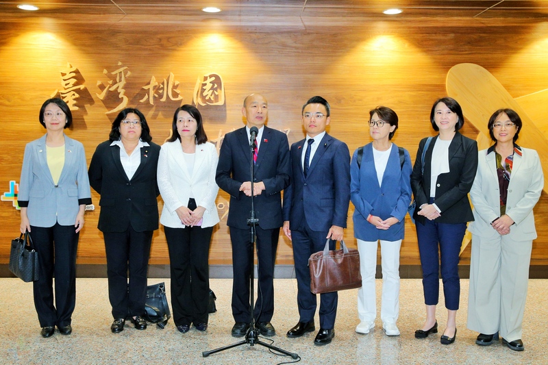 PD
韓國瑜：希望花蓮鄉親從風災中重新站起
立法院長韓國瑜（左4）率領的「日本國會外交訪問
團」29日結束行程返台，他在桃園國際機場發表談話
表示，日本各界朋友及華僑都在關心花蓮災情，盼花
蓮鄉親趕快從這場風災中重新站起。
中央社記者吳睿騏桃園機場攝　114年9月29日
