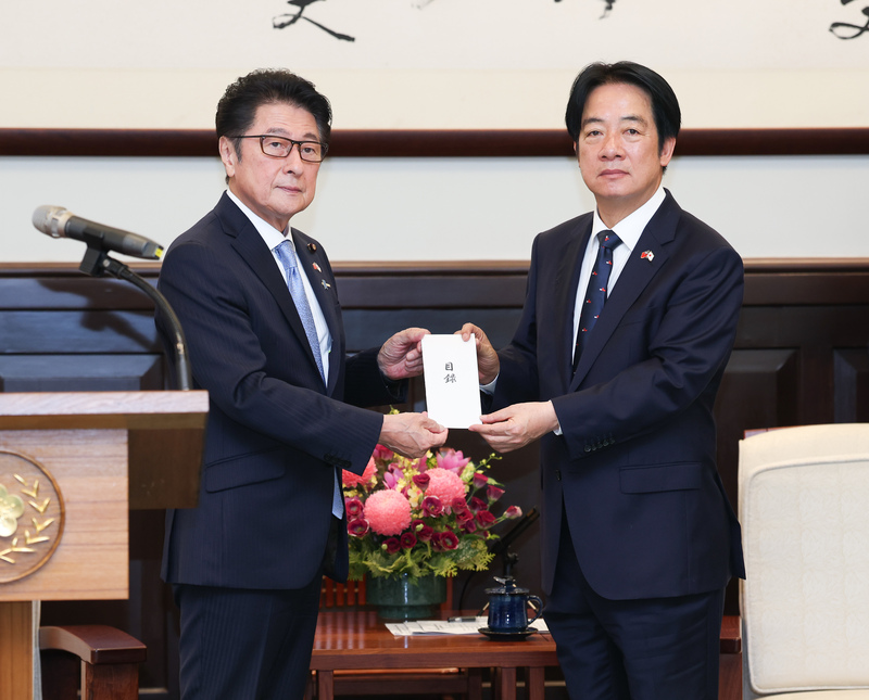 PD
總統接見日參議院自民黨議員會長松山政司（1）
日本參議院自民黨議員會長松山政司（左）率團訪
台，30日前往總統府晉見總統賴清德（右），帶來對
花蓮災情的善款捐贈目錄並呈獻給賴總統。
中央社記者謝佳璋攝  114年9月30日
