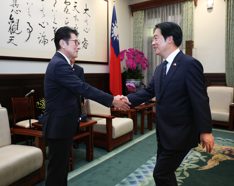 總統賴清德（右）30日在總統府接見日本參議院自民黨議員會長松山政司（左），兩人握手致意。