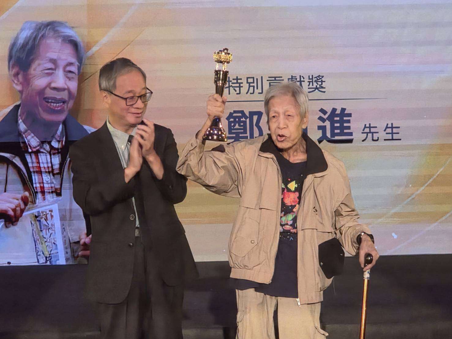 第49屆金鼎獎24日於南港展覽館舉行頒獎典禮，由文化部長李遠(左)頒發特別貢獻獎給資深兒童文學家、繪本作家鄭明進(右)。(江昭倫 攝)