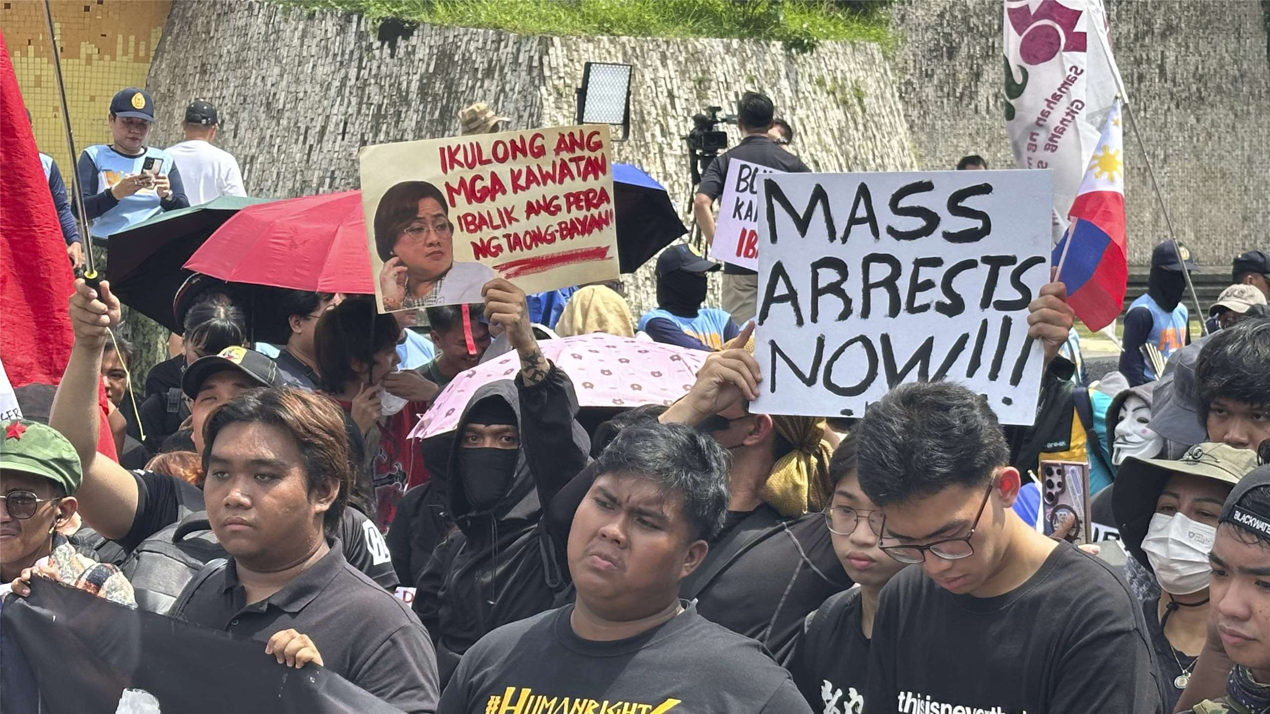 抗議者13日在馬尼拉人民力量紀念碑舉行集會，抗議防洪工程涉及大規模貪腐。