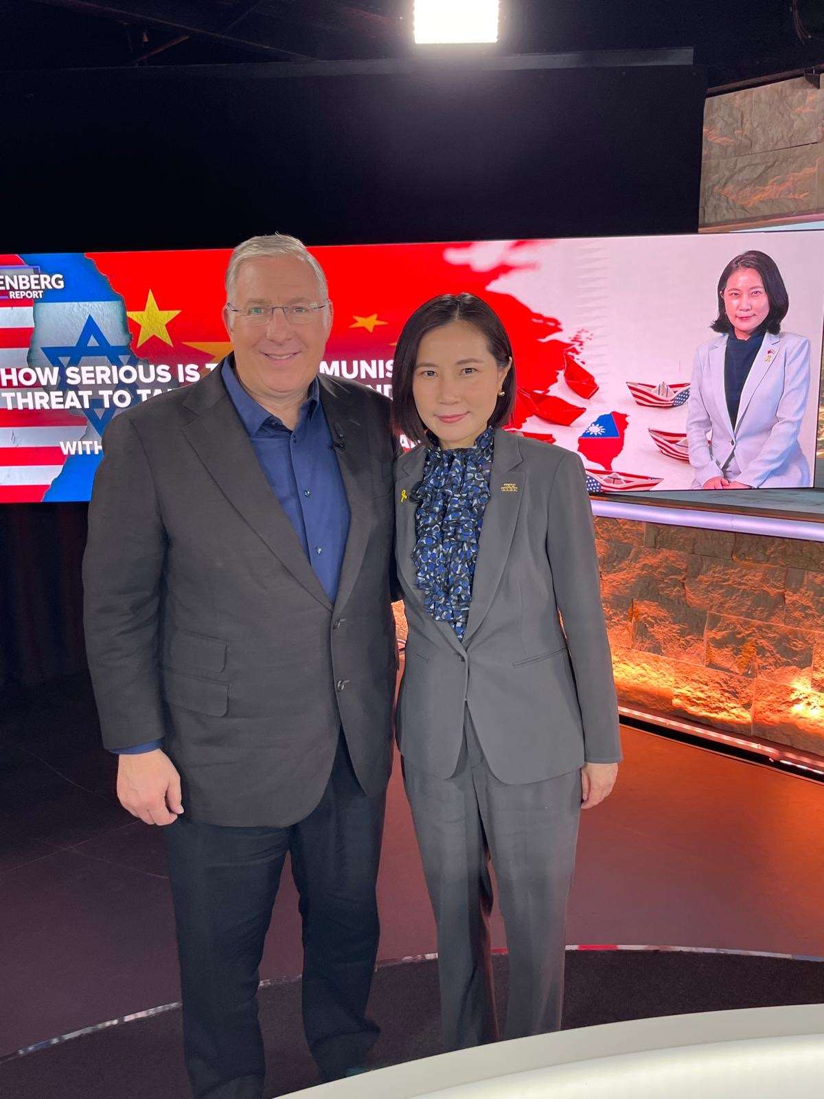 「三一聯播網」(TBN)「羅森伯格報告」(The Rosenberg Report)主持人羅森柏(左)與駐以色列代表李雅萍(右)合影（駐以色列代表處提供）