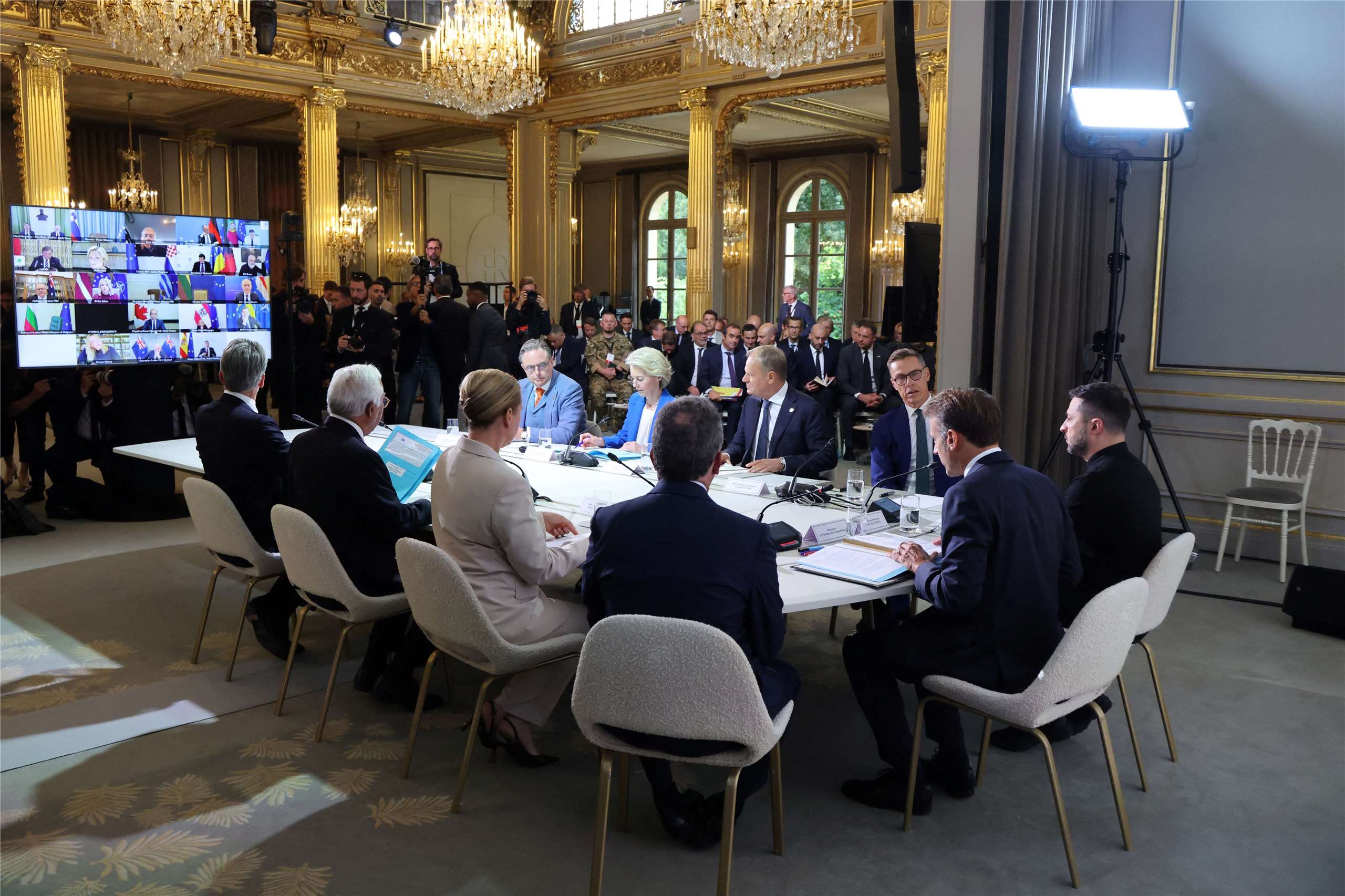 法國總統馬克宏(Emmanuel Macron)4日在巴黎召開「志願者聯盟」會議，目標在敲定對烏克蘭的安全保障，並尋求川普的支持。 (AFP)