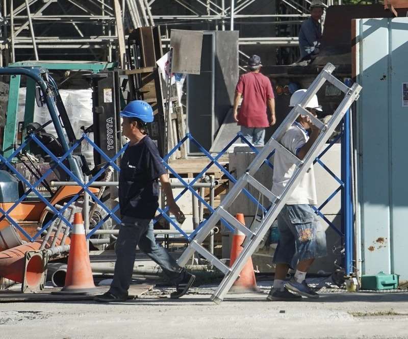 勞動部8日公布職缺調查，全台共27.6萬個職缺。勞動部次長李健鴻說，職缺數多不等於缺工，搭配資料檢視，若行業職缺數多、招募時間長，且進入率低、退出率不高，較接近缺工。示意圖。 (圖：中央社)