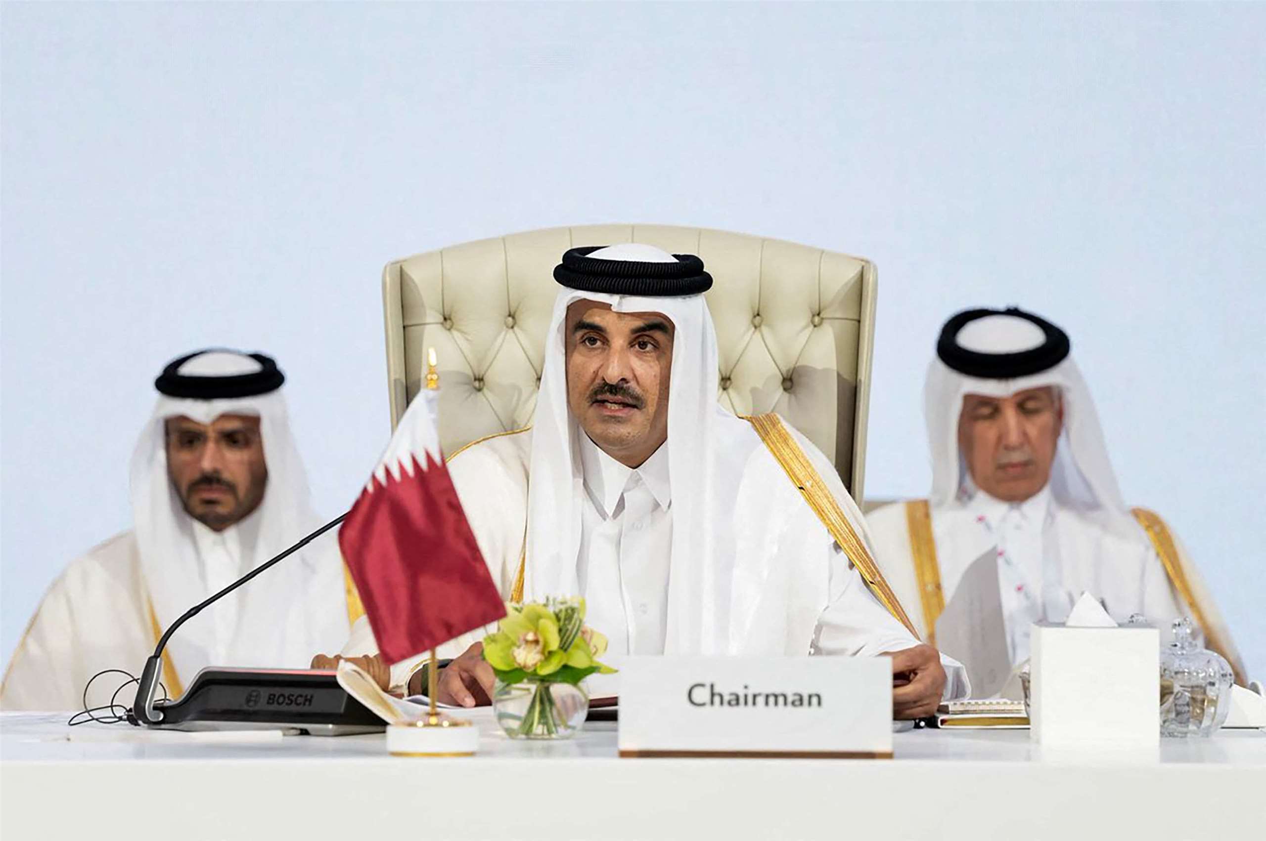 卡達國王塔米姆（Emir Sheikh Tamim bin Hamad Al-Thani）(中)15日主持阿拉伯和伊斯蘭國家緊急峰會。