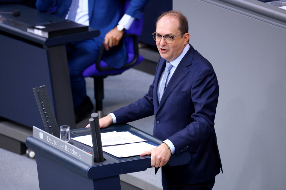 德國內政部長杜布林德(Alexander Dobrindt)(圖)表示，將推動修改航空安全法，授權國防軍在警方請求支援下可偵測、攔截甚至擊落無人機。資料照。